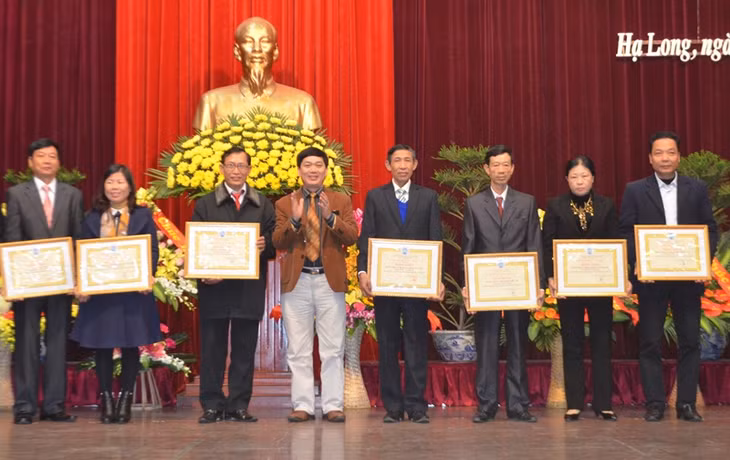 Đồng chí Lê Văn Nghị, Phó Chủ tịch Liên minh HTX Việt Nam trao bằng khen cho các HTX, doanh nghiệp đóng góp tích cực vào sự phát triển mô hình kinh tế tập thể.