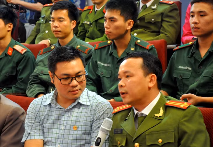 Trung tá Hoàng Văn Định, Phó Phòng CSĐT tội phạm về ma túy, Công an tỉnh chia sẻ với các bạn đoàn viên, thanh thiếu niên các vấn đề liên quan đến ma túy.