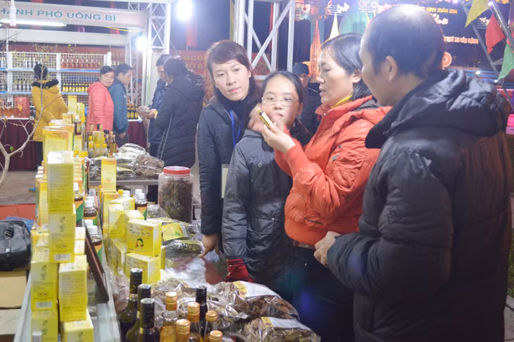 Gian hàng OCOP của TP Uông Bí thu hút đông đảo người dân tới mua sắm