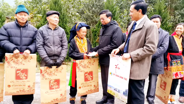 Thứ trưởng, Phó Chủ nhiệm Uỷ ban Dân tộc Phan Văn Hùng (thứ 4, trái sang) tặng quà Tết cho người có uy tín, hộ nghèo xã Đồng Lâm (Hoành Bồ), ngày 25-1-2016. Ảnh: Ban Dân tộc tỉnh cung cấp