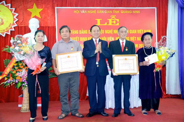Lãnh đạo Hội VNDG Quảng Ninh trao tặng bằng chứng nhận đạt danh hiệu Nghệ nhân Dân gian Việt Nam năm 2015 cho một số nghệ nhân.