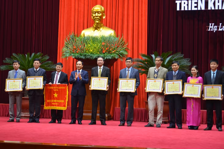 Đồng chí Đặng Huy Hậu, Phó Chủ tịch Thường trực tặng cờ thi đua và bằng khen của UBND tỉnh cho các cá nhâ, tập thể có thành tích xuất sắc.
