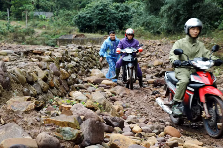 Để mang con chữ đến với các em học sinh vùng cao Nà Hắc, xã Hà Lâu (Tiên Yên) là vô cùng gian nan.