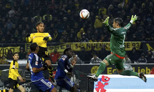 Aubameyang đánh đầu ghi bàn mở tỷ số. Ảnh: Reuters.