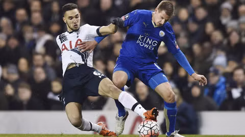 Điểm tựa sân nhà là không đủ để Tottenham (trái) đánh bại Leicester