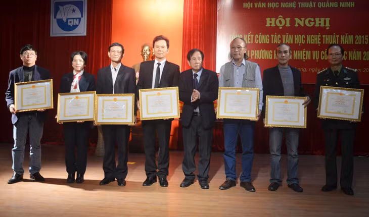 Nhiều tập thể, cá nhân được nhận bằng khen của Liên hiệp các hội VHNT Việt Nam.