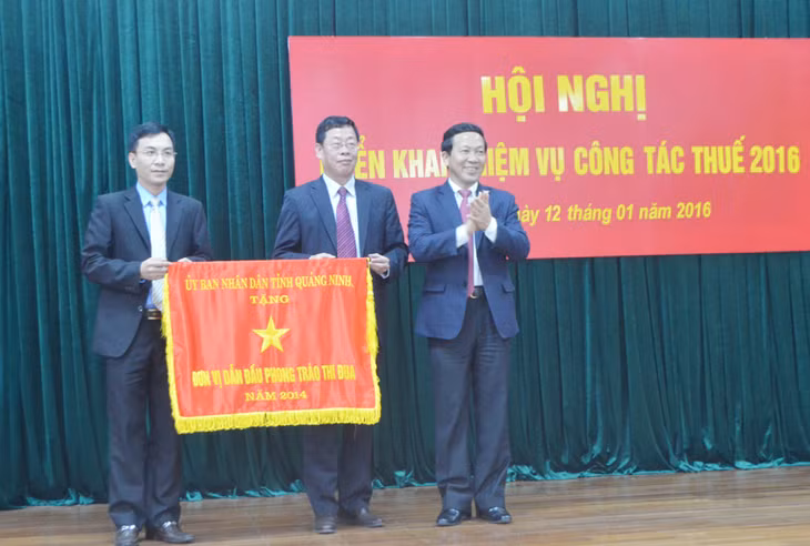 Đồng chí Nguyễn Văn Thành, Phó Chủ tịch UBND tỉnh tặng cờ thi đua của UBND tỉnh cho tập thể có thành tích xuất sắc trong năm 2015..