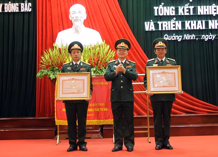 Thừa ủy quyền của Thủ tướng Chính phủ, Thượng tướng Lê Hữu Đức - Uỷ viên BCH Trung ương Đảng, Uỷ viên Quân ủy Trung ương, Thứ trưởng Bộ Quốc phòng trao tặng Bằng khen cho Tổng Công ty và cá nhân Thiếu tướng Phạm Ngọc Tuyển. 