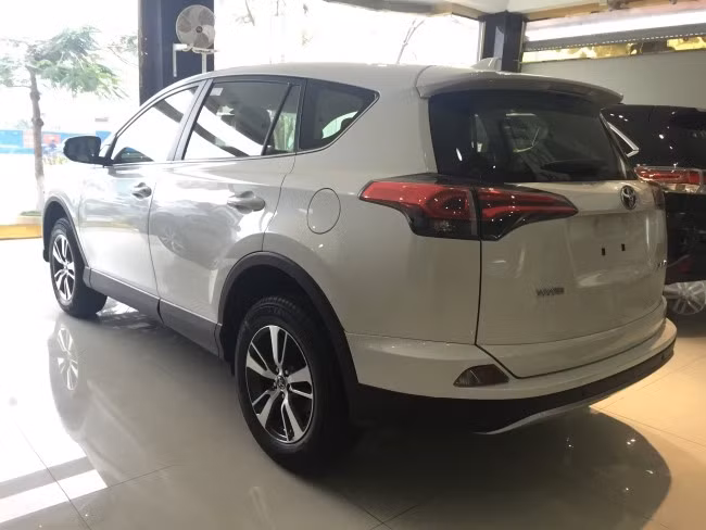  RAV4 là đối thủ trực tiếp của Honda CRV.