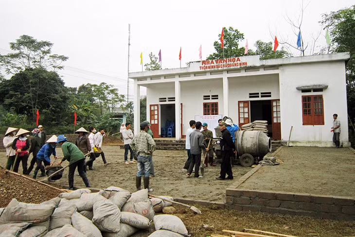 Người dân thôn Minh Bắc (xã Quảng Minh, Hải Hà) hăng hái tham gia xây dựng nhà văn hoá thôn.