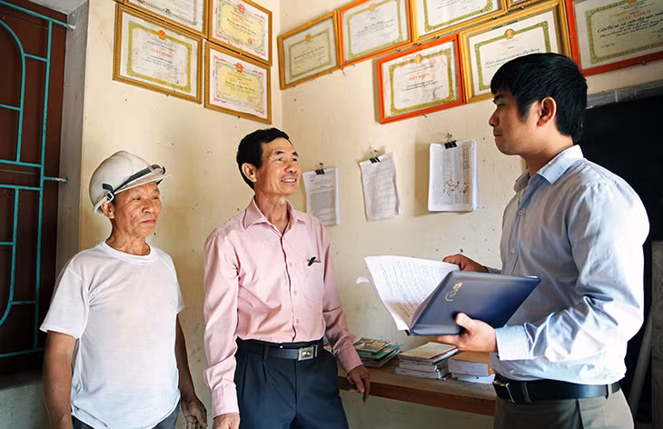 Ông Bùi Quang Tuất, Bí thư Chi bộ kiêm Trưởng ban Công tác mặt trận khu Thủ Dương, phường Hưng Đạo, TX Đông Triều (đứng giữa) khẳng định: “Thực hiện Đề án 25, mặc dù thêm việc nhưng tôi thấy rất phù hợp”