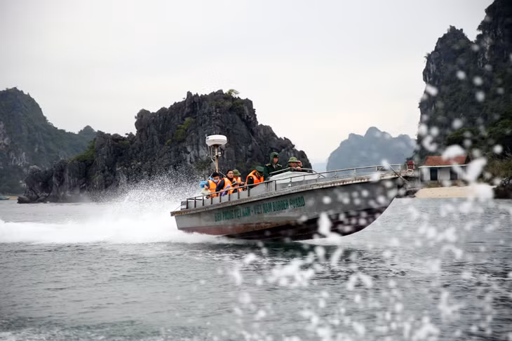 Lực lượng biên phòng tỉnh huy động thêm cán bộ chiến sỹ có mặt tại hiện trường.