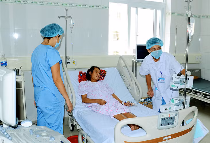 Các y, bác sĩ của Bệnh viện Sản Nhi Quảng Ninh thăm, khám cho bệnh nhân. Ảnh: Nguyễn Thanh
