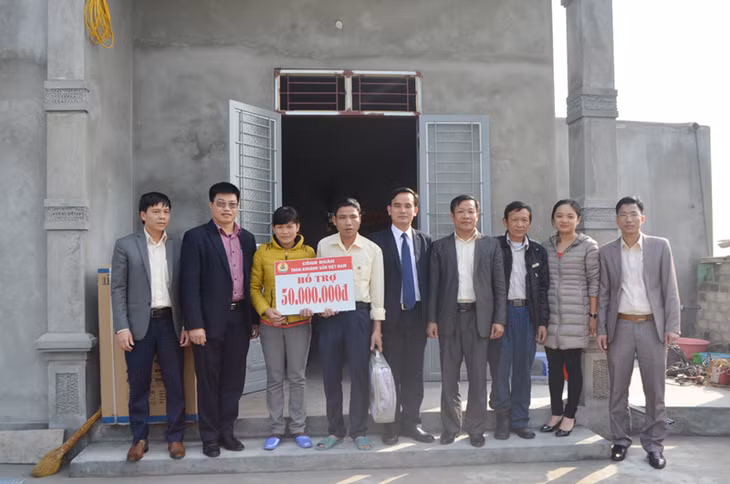 Công đoàn Than-Khoáng sản Việt Nam trao hỗ trợ xây Mái ấm công đoàn cho gia đình Nguyễn Đình Hiếu, phân xưởng phục vụ, Công ty than Nam Mẫu.