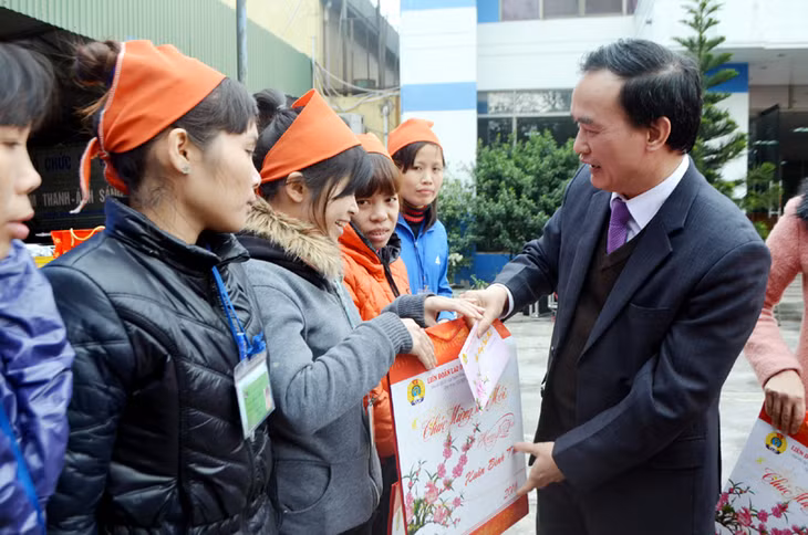 Đồng chí Trần Danh Chức, Chủ tịch LĐLĐ tỉnh tặng quà Tết cho CNLĐ có hoàn cảnh khó khăn ở Công ty TNHH Everbest Việt Nam (TP Cẩm Phả) chiều ngày 25-1-2016.