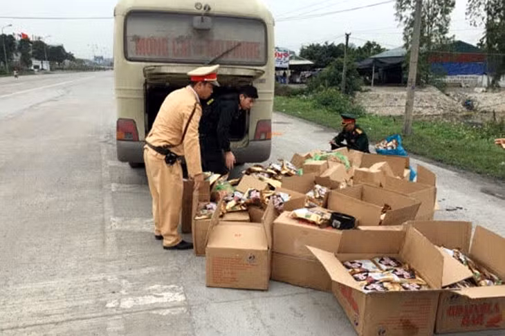 Lực lượng chức năng tiến hành thu giữ số bánh kẹo.