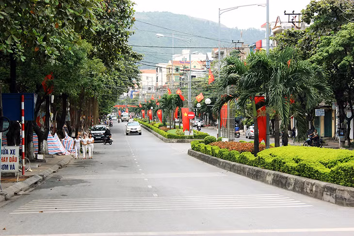 Đường Bái Tử Long (TP Cẩm Phả) rực rỡ cờ hoa chào mừng Đại hội Đảng toàn quốc lần thứ XII.