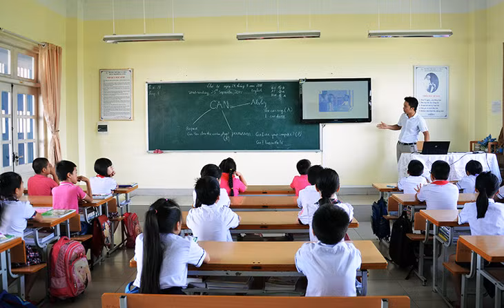 Tiết học tiếng Anh của lớp 4A1, Trường Đoàn Thị Điểm Hạ Long có sử dụng thiết bị dạy học hiện đại.