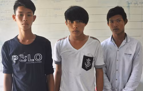 Nhóm thanh niên "xin đểu". Ảnh: Phương Bình.