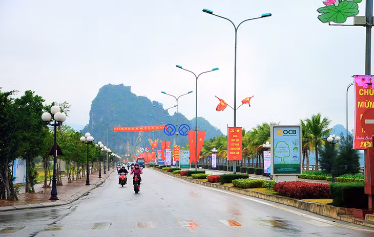 Đường phố Hạ Long được trang hoàng rực rỡ cờ, hoa, biểu ngữ chào mừng Đại hội XII của Đảng, mừng Đảng, mừng Xuân Bính Thân 2016.