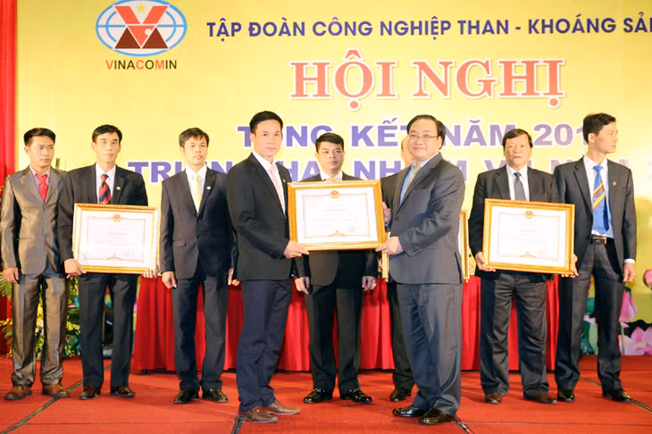 Phó Thủ tướng Hoàng Trung Hải tặng bằng khen của Thủ tướng Chính phủ cho các tập thể, cá nhân tiêu biểu.