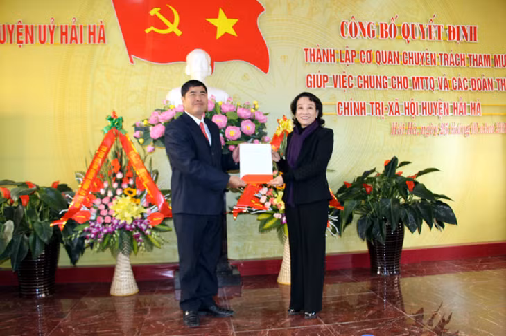 Đồng chí Vũ Thị Thu Thủy, Phó Chủ tịch UBND tỉnh trao Quyết định của BTV Tỉnh ủy cho Cơ quan chuyên trách tham mưu, giúp việc chung cho MTTQ và các đoàn thể chính trị-xã hội huyện Hải Hà