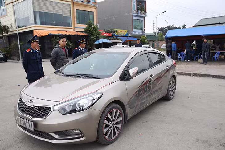 Một xe "taxi dù" bên trong trang bị đầy đủ bộ đàm, đồng hồ cước nhưng khi trông thấy lực lượng chức năng lái xe liền tháo đèn mào khóa chặt cửa xe bỏ đi.