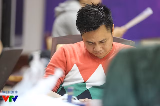  NSND Tự Long ngồi chờ tới phần tập của mình