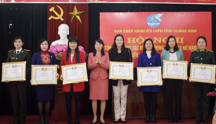 Đại diện các tập thể, cá nhân có thành tích xuất sắc trong thực hiện các phong trào thi đua và nhiệm vụ công tác Hội năm 2015 nhận bằng khen của Hội LHPN tỉnh. 