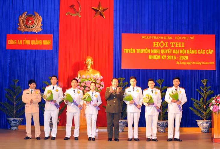 Đại tá Nguyễn Văn Sinh, Phó Giám đốc Công an tỉnh tặng hoa cho các đội tham dự hội thi.