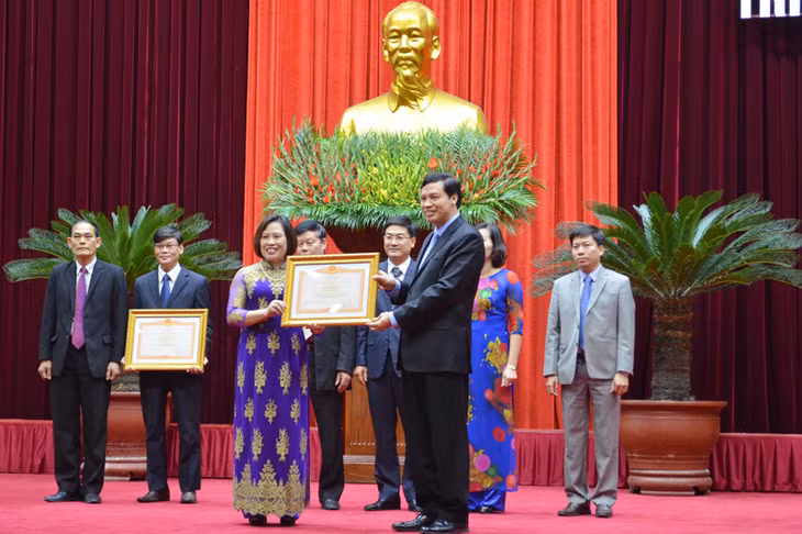 Đồng chí Nguyễn Đức Long, Chủ tịch UBND tỉnh trao tặng bằng khen của Thủ tướng Chính phủ cho cá nhân có thành tích xuất sắc.