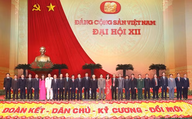 Các đồng chí lãnh đạo Đảng, Nhà nước với đại biểu dự Đại hội XII. Ảnh: TTXVN