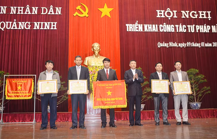 Khen thưởng các tập thể cá nhân 