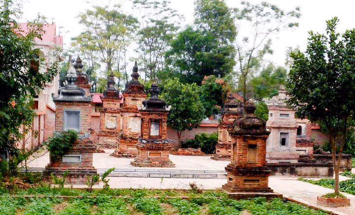 Đối diện với khoảng sân rộng của chùa là vườn tháp mộ của các thiền sư còn khá nguyên vẹn.