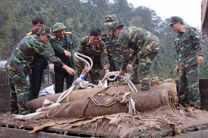Lực lượng công binh tiến hành các thao tác nghiệp vụ đưa 2 quả bom đi hủy nổ.