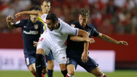 Sevilla (áo sáng) khó gây bất ngờ tại Vicente Calderon