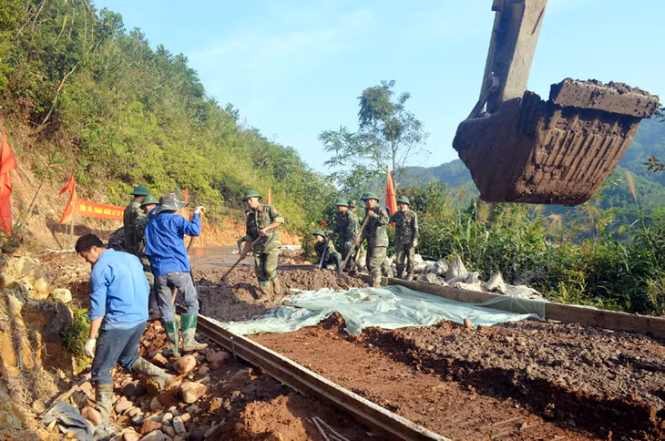 Tuyến đường Đại Phong hoàn thành sẽ góp phần thay đổi diện mạo nơi vùng đất khó. Trong ảnh: Lực lượng thanh niên tình nguyện cùng các chiến sĩ Trung đoàn 43, Sư đoàn 395 tiến hành đổ bê tông cho tuyến.