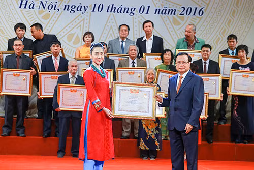 Linh Nga diện áo dài đỏ đến nhận bằng chứng nhận danh hiệu NSƯT. Ảnh: HB.