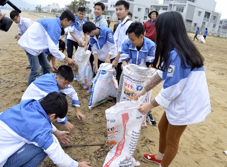 Các đoàn viên thanh niên tham gia nhặt rác dọc bờ biển tại Khu du lịch Tuần Chấu