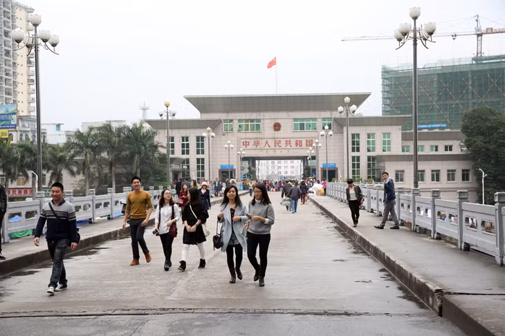 Hoạt động thông thương qua cửa khẩu quốc tế Móng Cái diễn ra sôi động.