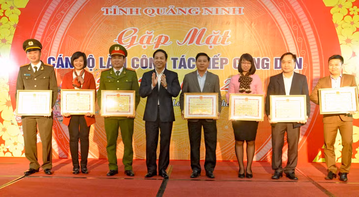 Đồng chí Đặng Huy Hậu, Phó Chủ tịch Thường trực UBND tỉnh tặng bằng khen của UBND tỉnh cho các cá nhân có thành tích xuất sắc trong công tác tiếp công dân, giải quyết KNTC năm 2015
