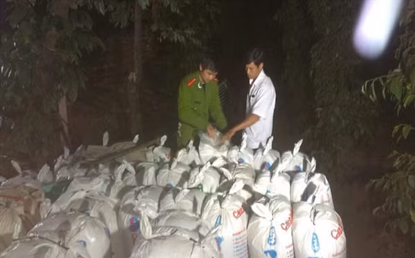 Lực lượng Công an đang tiến hành kiểm tra cơ sở chế biến mỡ động vật của ông Chiến. 