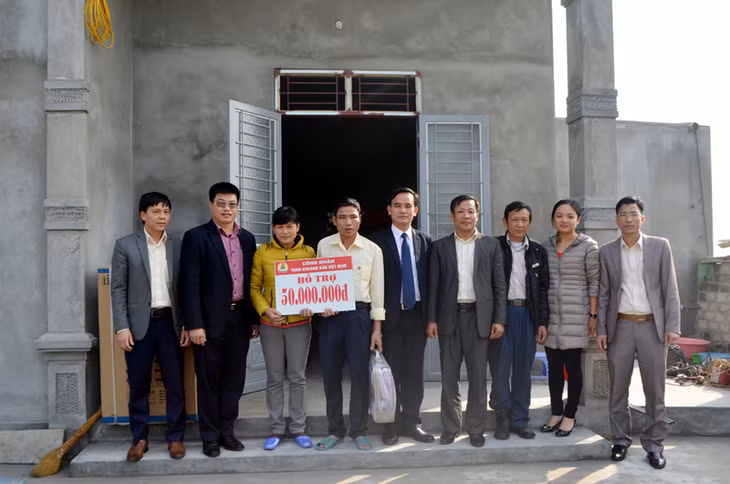 Công đoàn TKV trao hỗ trợ xây “Mái ấm công đoàn” cho gia đình anh Nguyễn Đức Hiếu, Phân xưởng Phục vụ, Công ty Than Nam Mẫu. Ảnh: Thanh Hằng