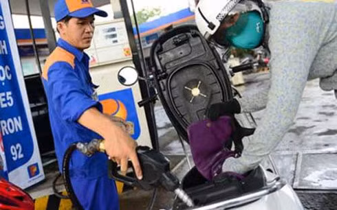  Không chở quá tải là một trong những cách giúp tiết kiệm xăng. (Ảnh minh họa: Internet)