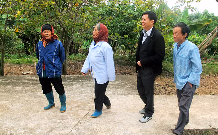 Mỗi khi có khách đến thăm, Trại phong vui như đón người thân ở xa về. Trong ảnh: Bác sĩ Ninh Văn Chủ và các cụ ở Trại phong trong buổi gặp mặt.