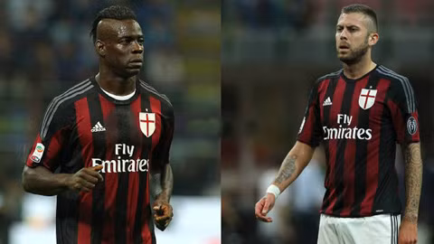 Balotelli (trái) mới đá 4 trận, còn Menez là... 20 phút cho Milan mùa này