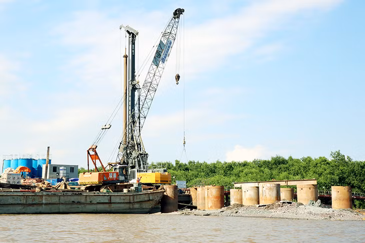 Riêng cầu Bạch Đằng, các nhà thầu đang tăng ca, tăng tốc, đẩy nhanh tiến độ thi công cọc khoan nhồi, phấn đấu mỗi tuần, mỗi trụ hoàn thành 2 cọc khoan. Trong ảnh: Thi công cọc khoan nhồi trụ T8.
