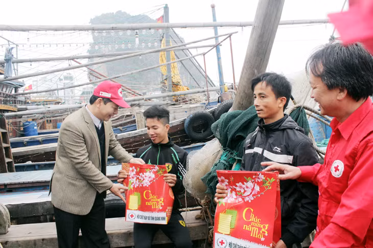 Ông Vũ Hồng Hải, Chủ tịch Hội Chữ thập đỏ tỉnh Quảng Ninh trao tặng quà Tết cho ngư dân nghèo huyện Vân Đồn. Ảnh: Quyết Tiến
