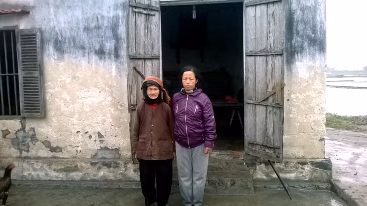 Bà Tháp và chị Hiếm bên ngôi nhà đã xuống cấp.