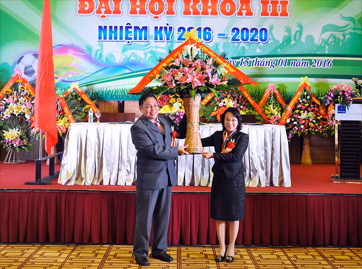 Đồng chí Vũ Thị Thu Thủy, Phó Chủ tịch UBND tỉnh tặng hoa tại đại hội.